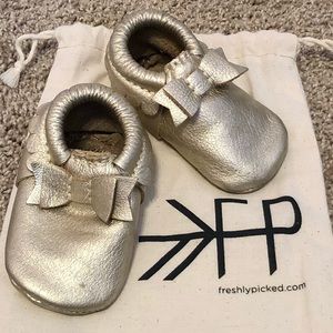 Platinum FP bow Mocs size 3